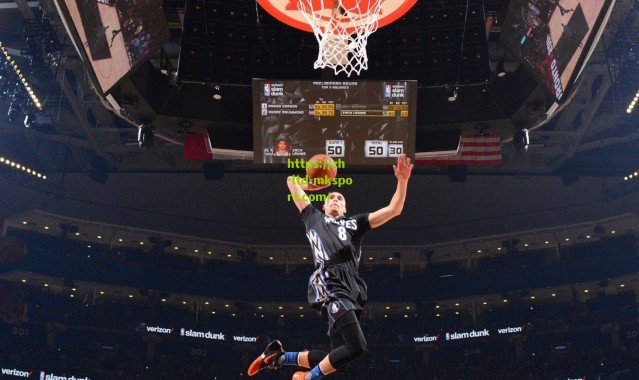 「白袍战神归来！拜仁官方发布客战皇马海报 C罗元素引爆欧冠经典对决」